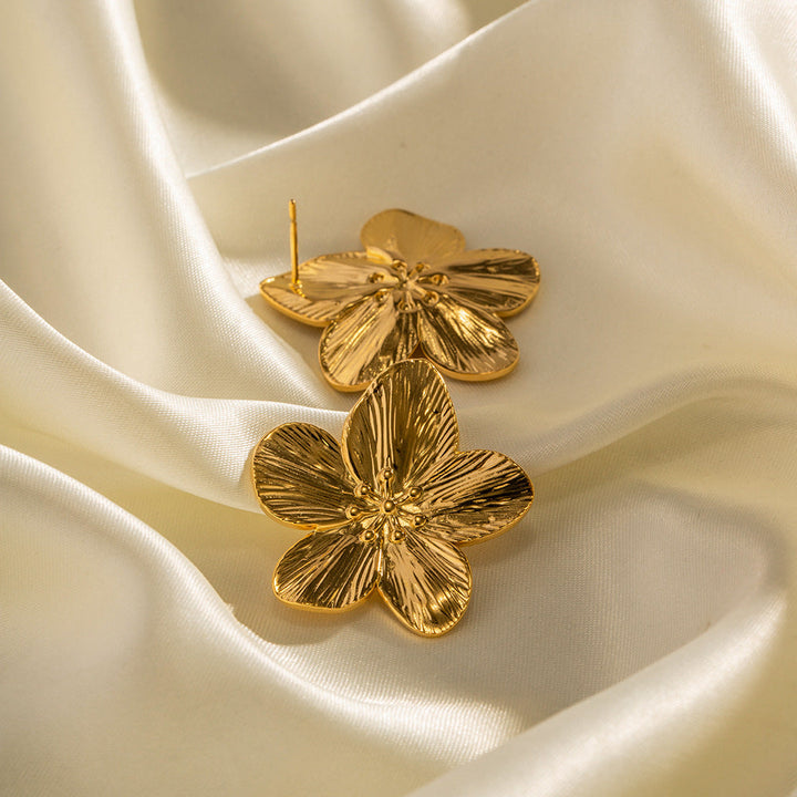 Women's gold flower shaped earrings, perfect for adding a touch of floral elegance