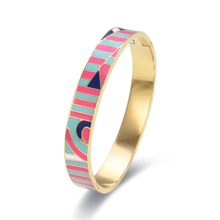 Chic gold geode jewelry: an elegant women's cuff bracelet, perfect as a statement piece.