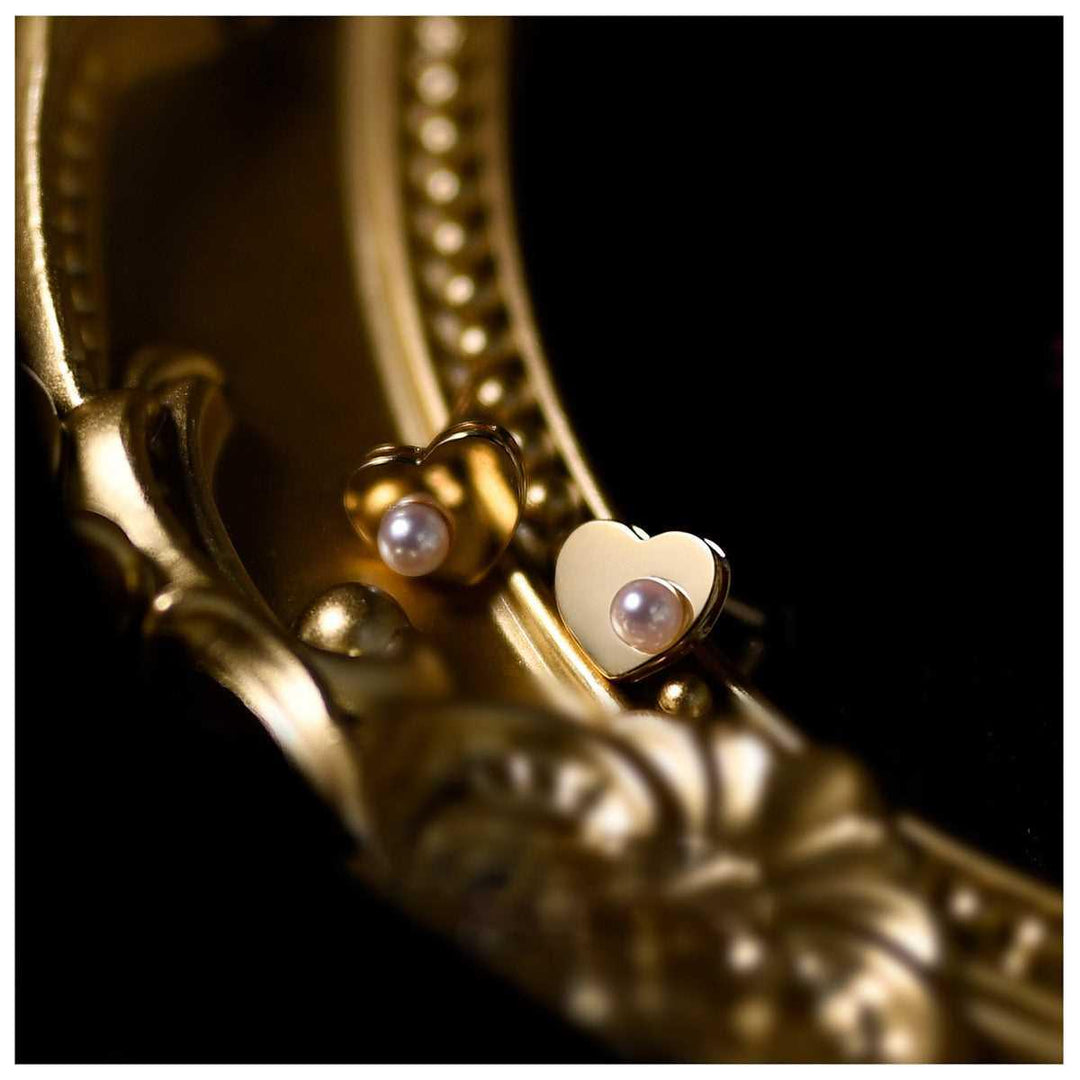 Amelie collection women's heart-shaped pearl stud earrings with gold accents