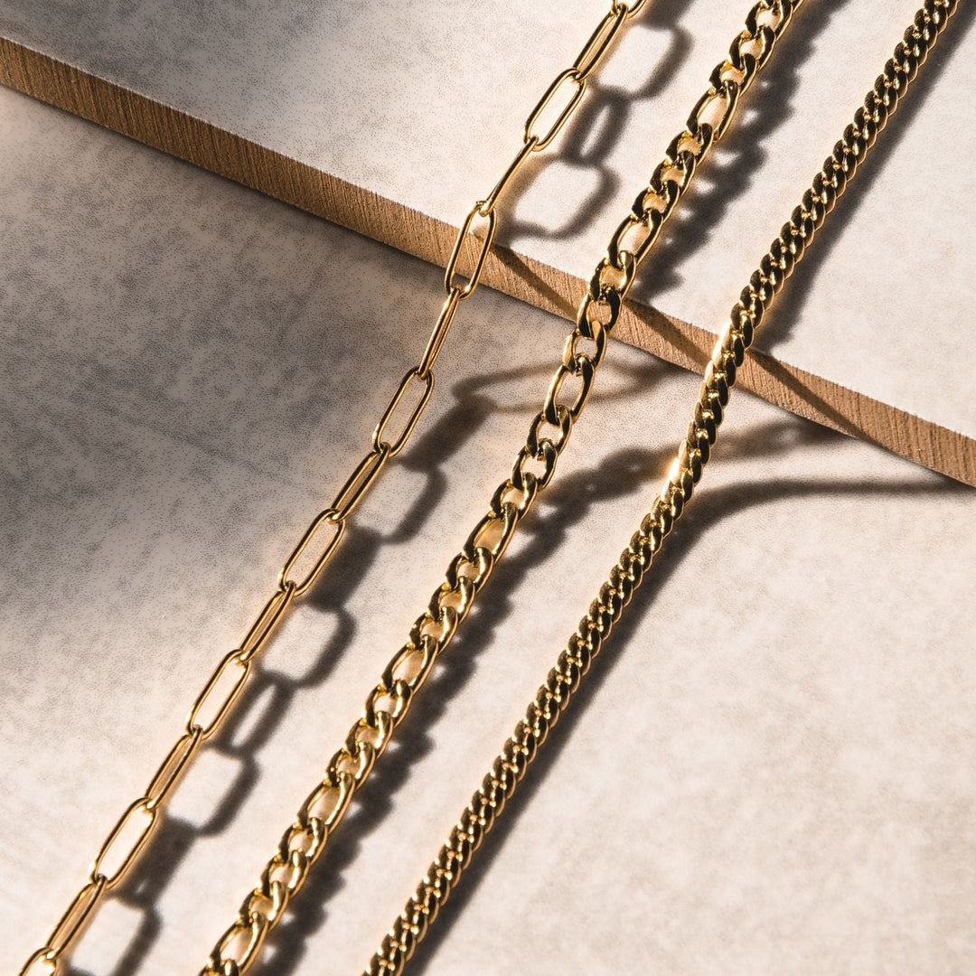 Chic minimalist choker necklace for women, available in gold or silver, a delicate and elegant fashion accessory.