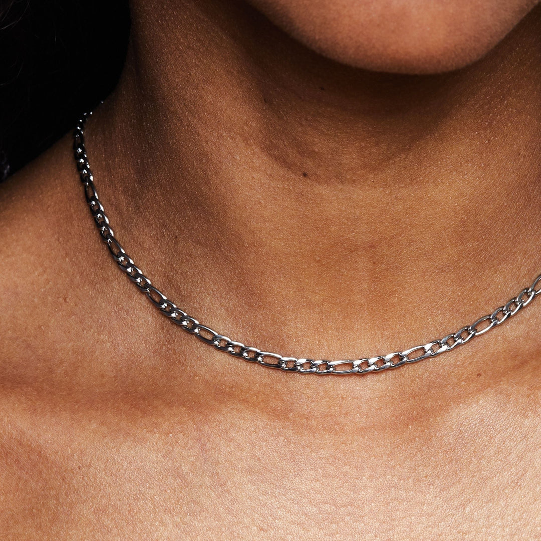Simple yet elegant gold choker necklace, a delicate minimalist women's jewelry piece, perfect for everyday style.