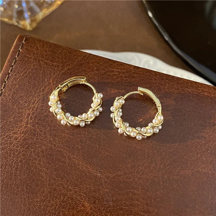 Classic women's pearl hoop earrings. Gold-plated, elegant and subtle, a timeless gift for any special occasion.