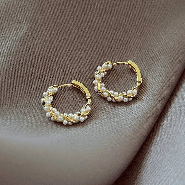 Timeless gold-plated pearl hoop earrings for women. Elegant, delicate & classic style. A versatile, everyday accessory.