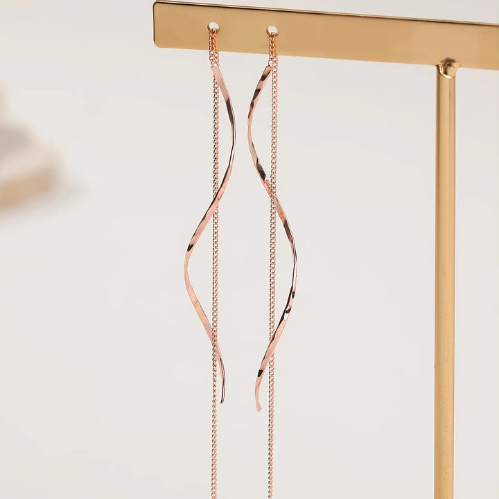 Unique rose gold wave threader earrings, elegant and comfortable women's jewelry.