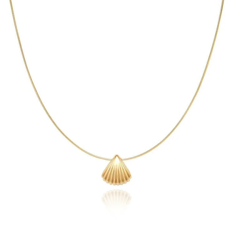 Elegant golden scallop flower necklace for women, featuring a delicate lilac accent, gold plated.