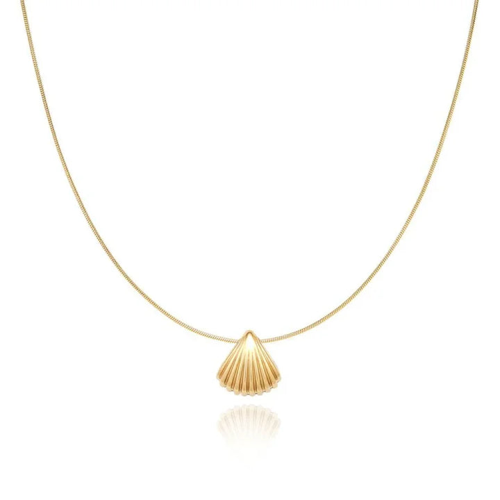 Elegant golden scallop flower necklace for women, featuring a delicate lilac accent, gold plated.