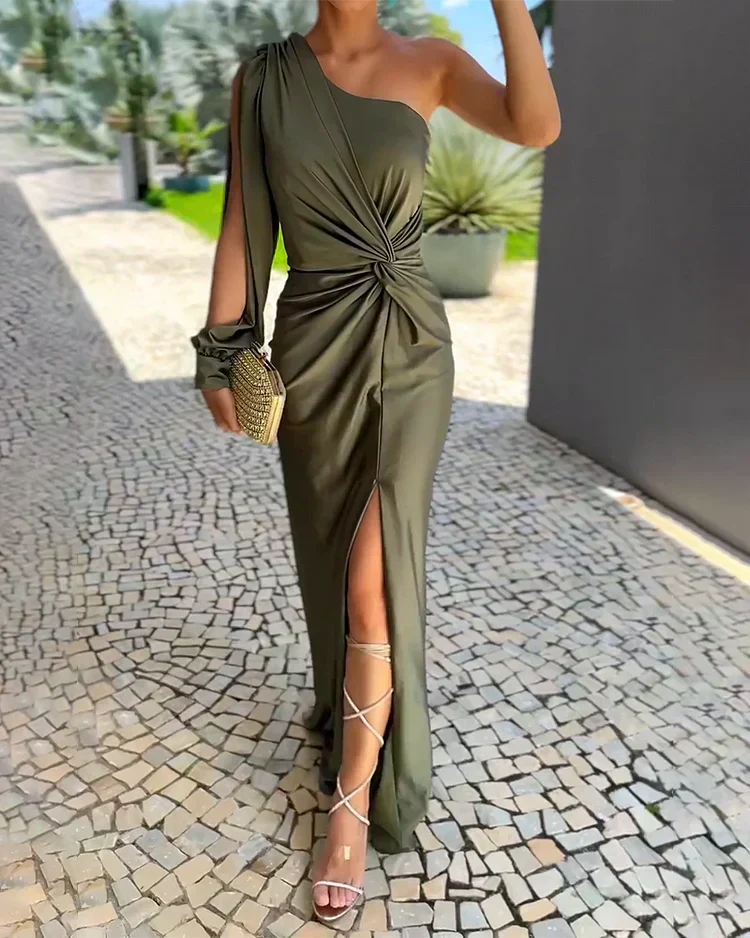 Elegant green pleated women's dress, perfect for versatile special occasions or evening wear. Flowy and sophisticated.