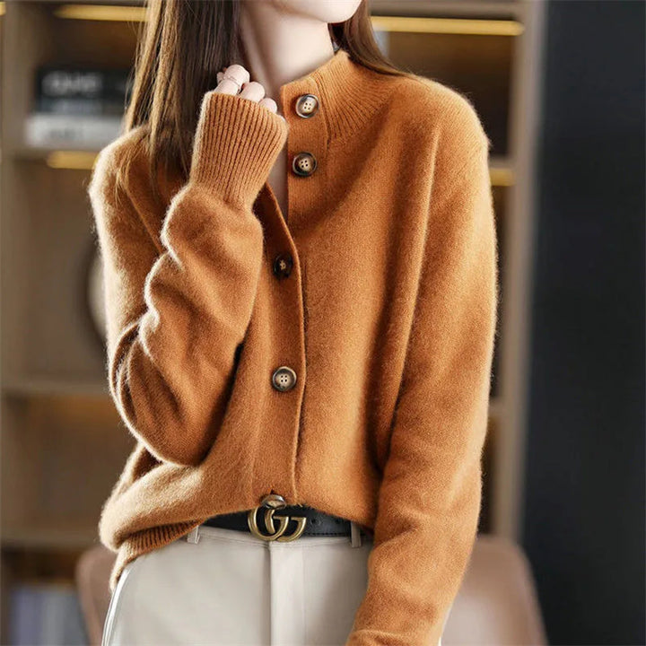 Elegant lightweight women's cardigan, comfortable and versatile for everyday layering.