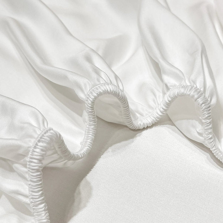 Premium long-staple cotton fitted sheet ensures a comfortable and luxurious sleep experience.