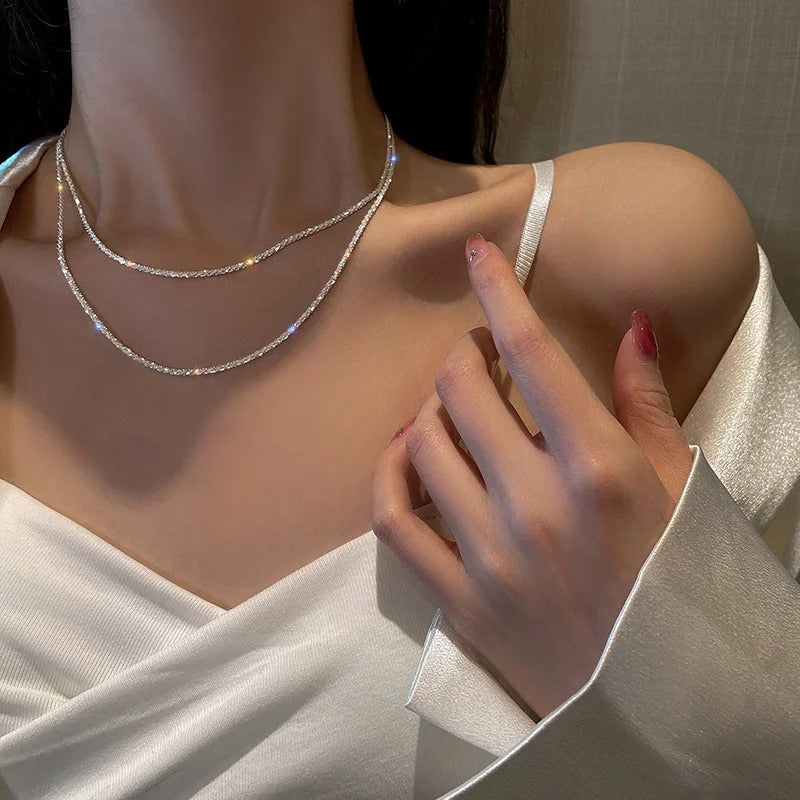 Simple yet elegant women's necklace, a versatile fashion accessory.