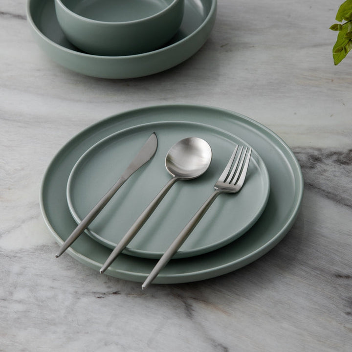 Modern minimalist tableware, perfect for elegant dinner parties & daily use.
