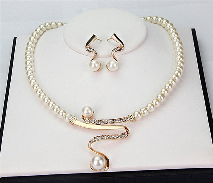 Natural pearl necklace and pearl earrings set. Beautiful women's jewelry, classic and timeless for any occasion.