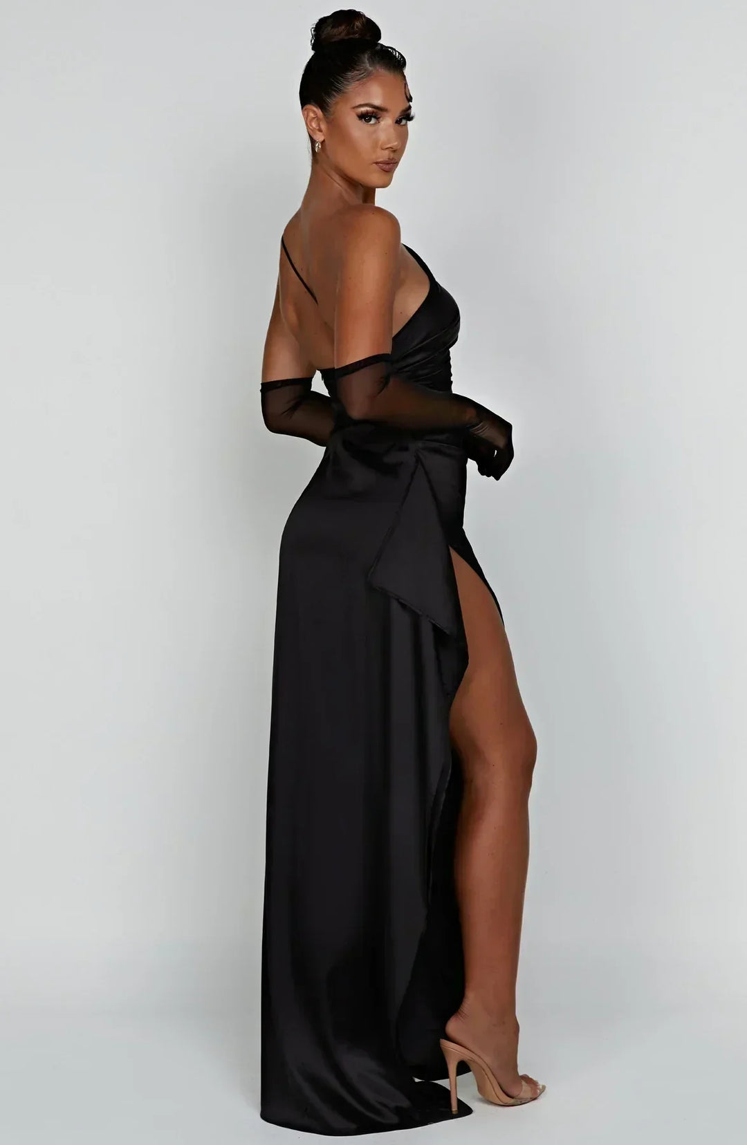 Modern elegant women's one-shoulder split dress, ideal for parties and formal celebrations.