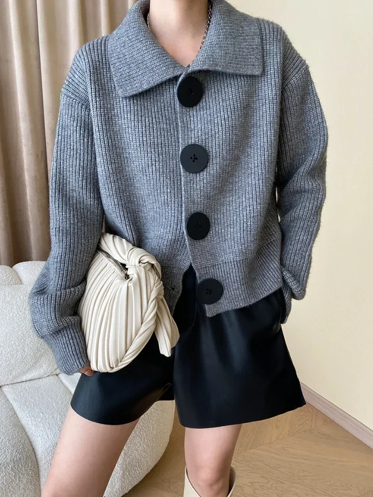 Women's fall fashion: elegant oversized cardigan with functional button-down design.