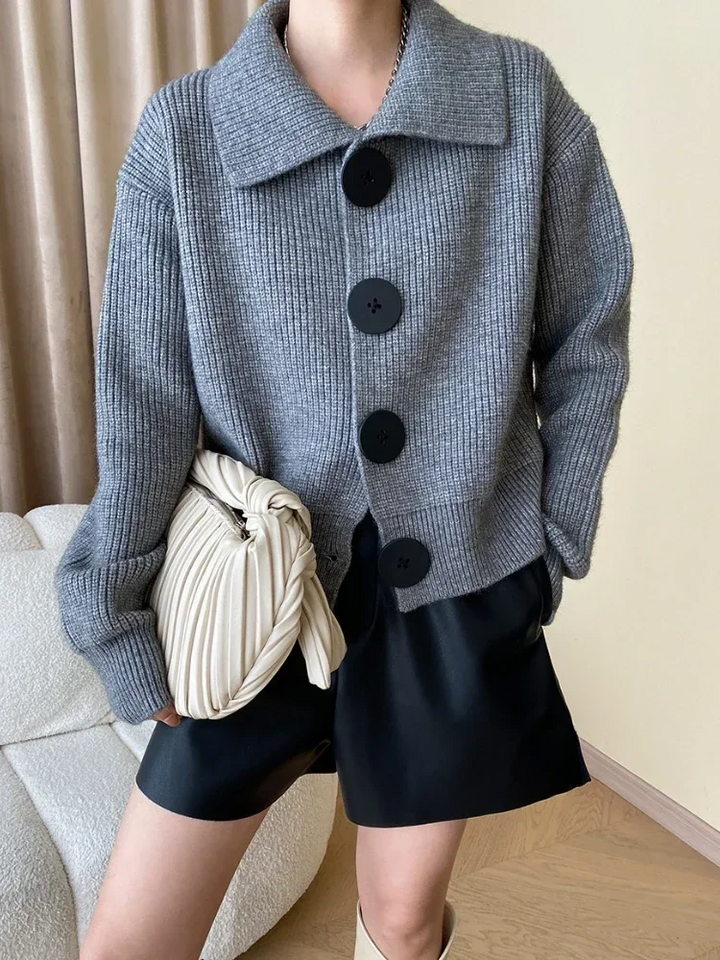 Women's fall fashion: elegant oversized cardigan with functional button-down design.