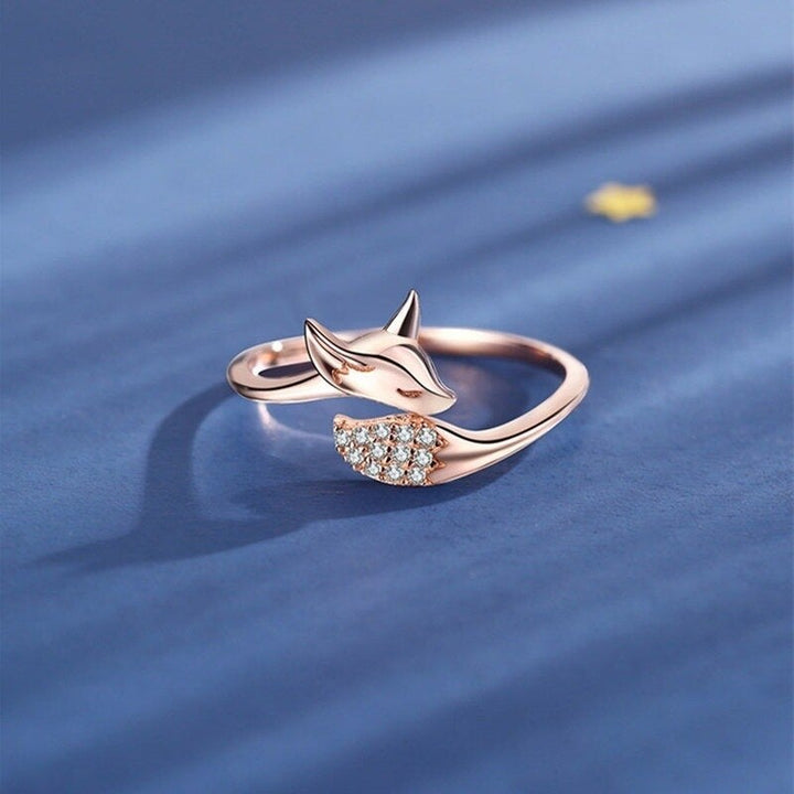 Stylish rose gold and silver fox ring for women. Elegant animal jewelry, an ideal gift for her.