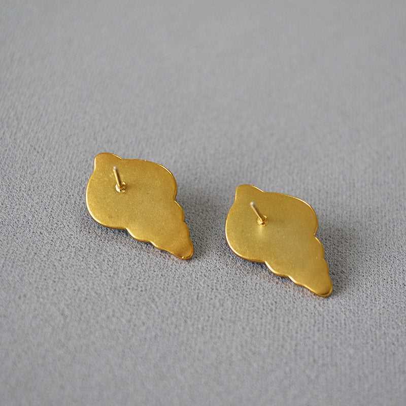 Handcrafted zee blauwe shell earrings, a sophisticated addition to any woman's jewelry collection.