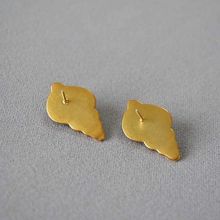 Handcrafted zee blauwe shell earrings, a sophisticated addition to any woman's jewelry collection.