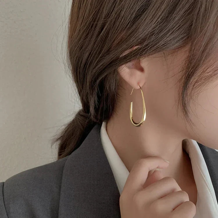 Elegant silver fluid hoop earrings for women, lightweight & hypoallergenic for sensitive ears. Perfect for everyday comfort.