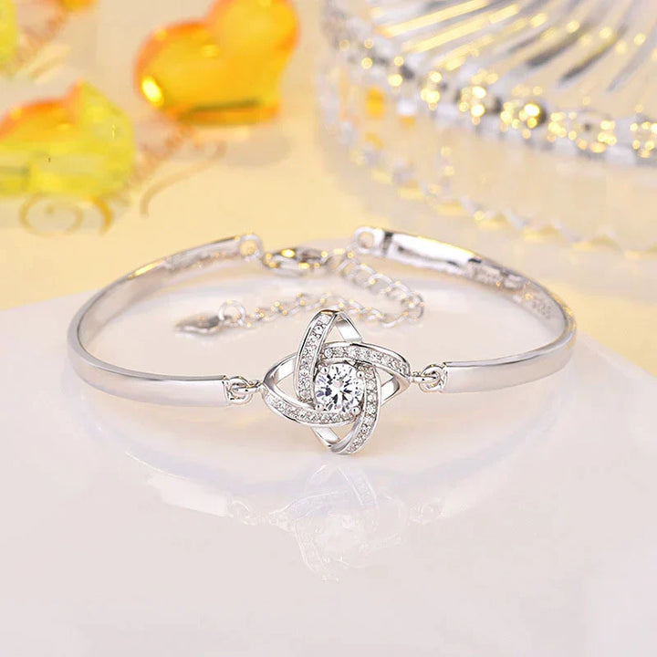 Stylish women's love knot bracelet, symbolic elegance, adjustable chain. Ideal gift for her.