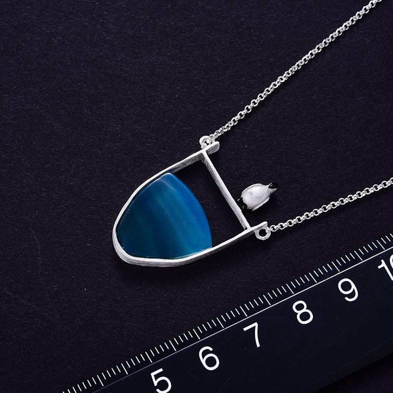 High-quality sterling silver and natural agate pendant necklace, an elegant women's gemstone jewelry gift.