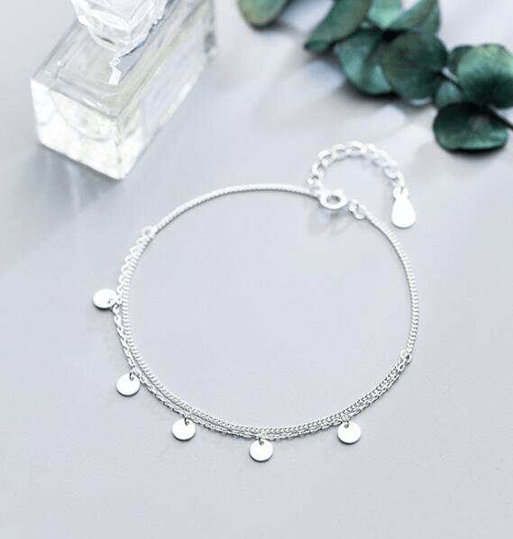 Minimalist silver chain bracelet for women, a refined and elegant fashion accessory