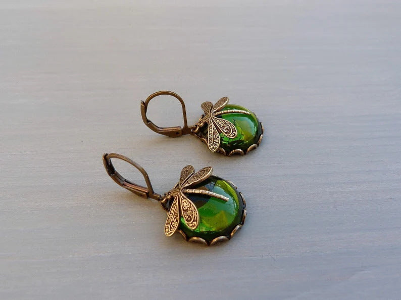 Beautiful vintage butterfly earrings, romantic and elegant for women. Aurora Collection fashion jewelry.