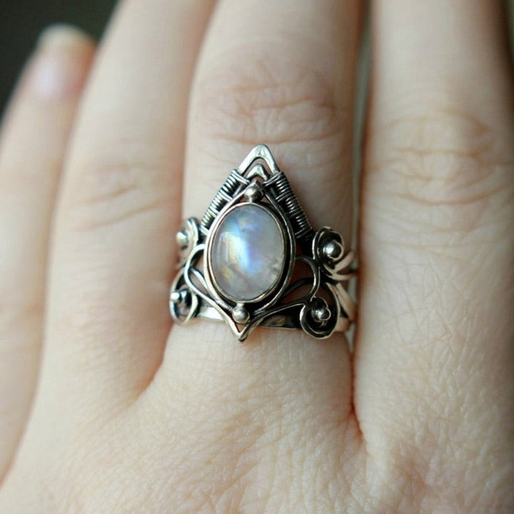 Shimmering silver vintage ring for women, featuring a captivating iridescent moonstone gemstone. Boho jewelry style.