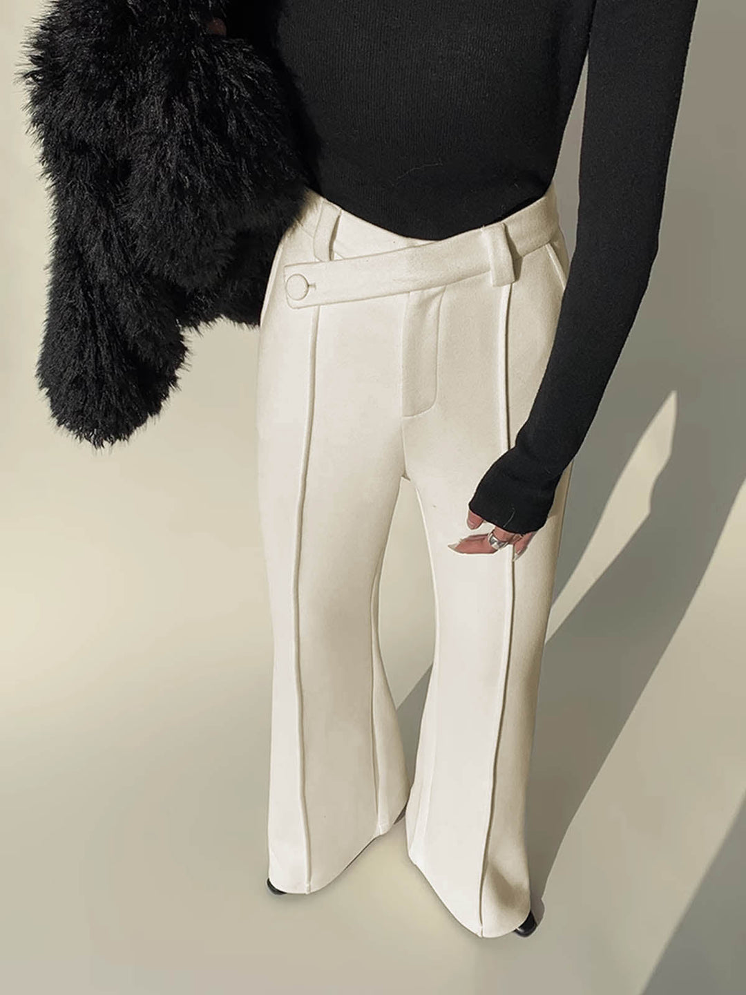 Fashionable women's white high-waist wide-leg trousers, a versatile staple for elegant casual or professional outfits.