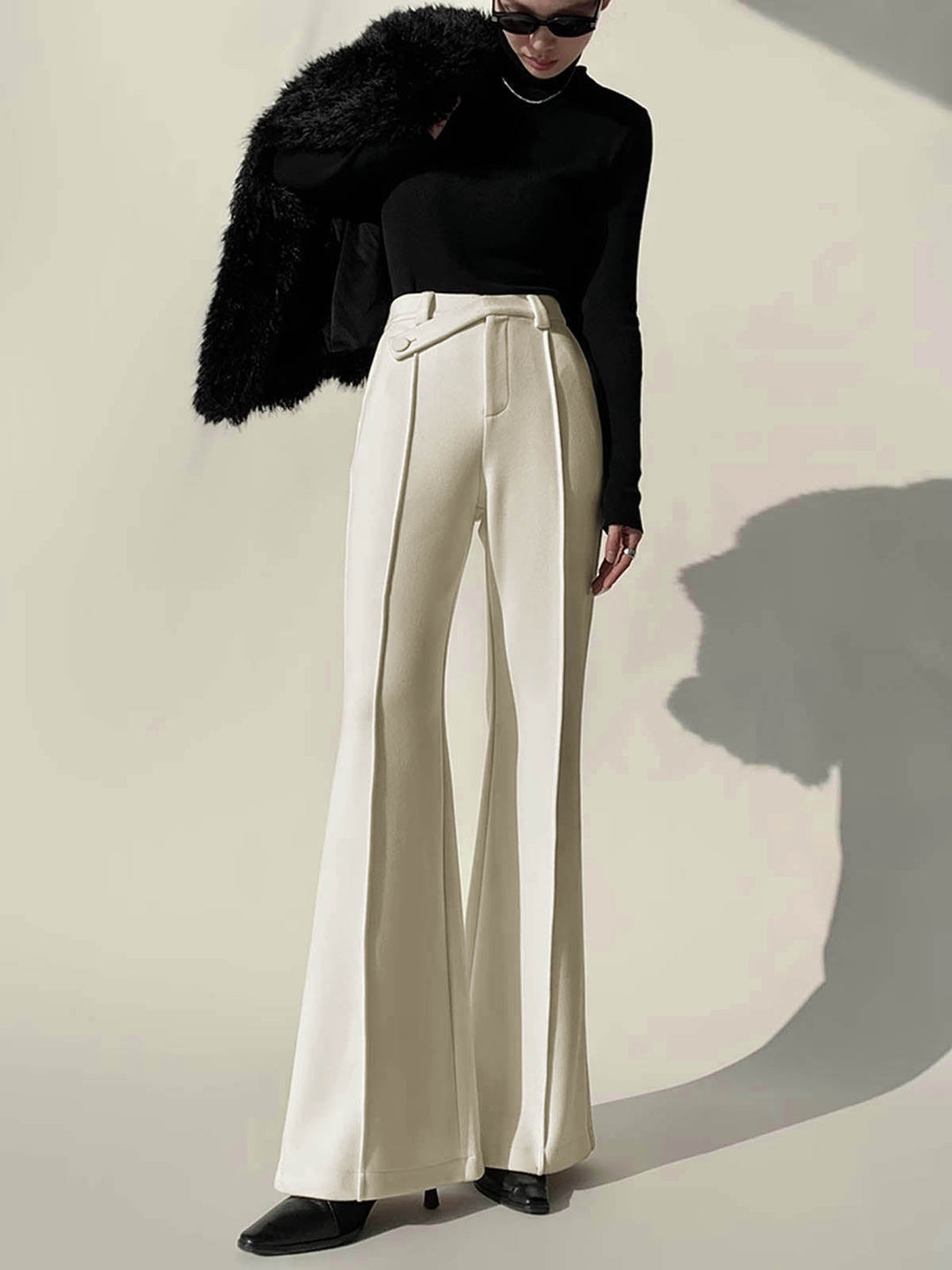 Clean and modern white high-waist wide-leg trousers for women, ideal for elegant and comfortable workwear or casual style.