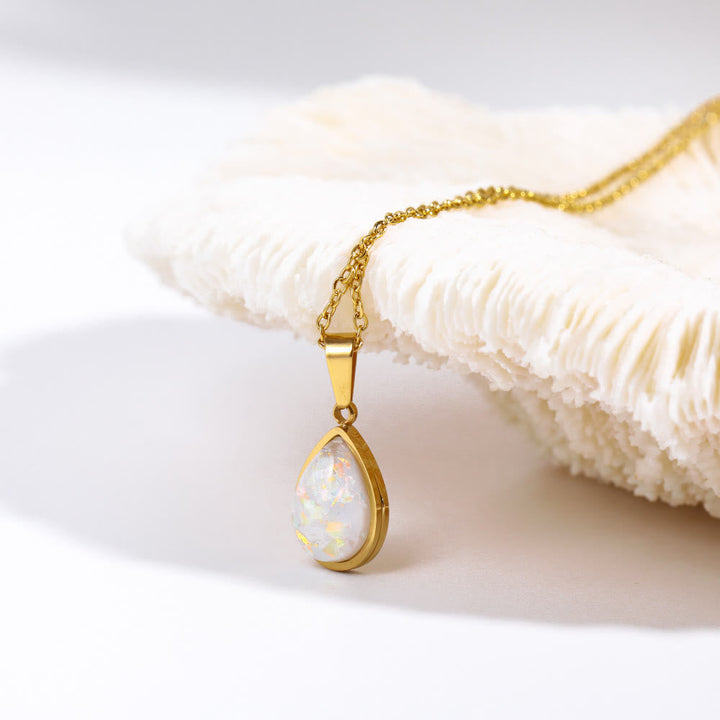 Chic women's 18K gold necklace, highlighted by a radiant natural opal drop pendant. Adjustable.