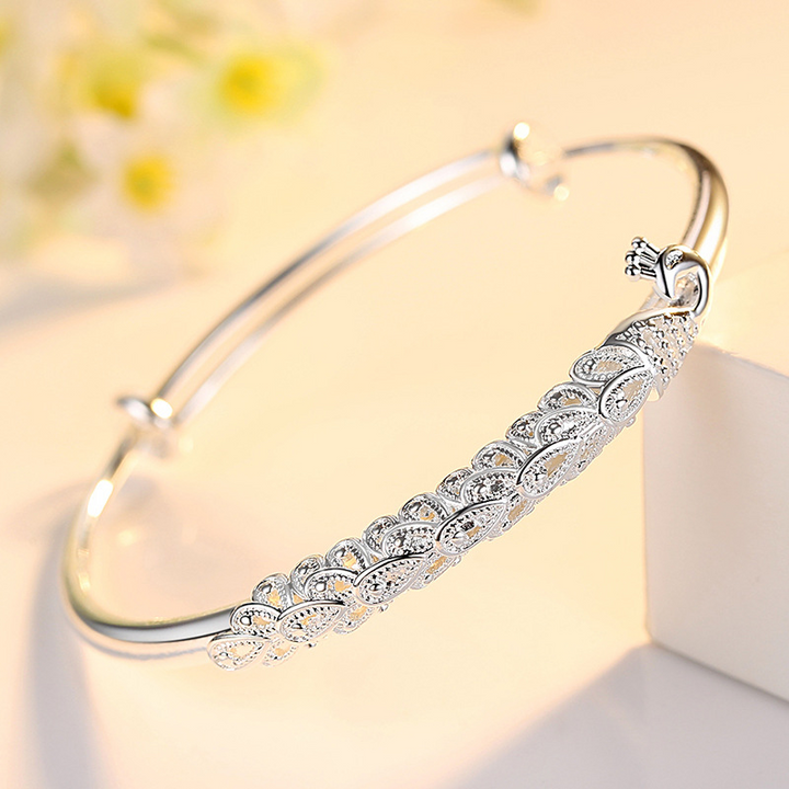 Elegant women's adjustable bracelet featuring a detailed phoenix charm, perfect for symbolic fashion jewelry.
