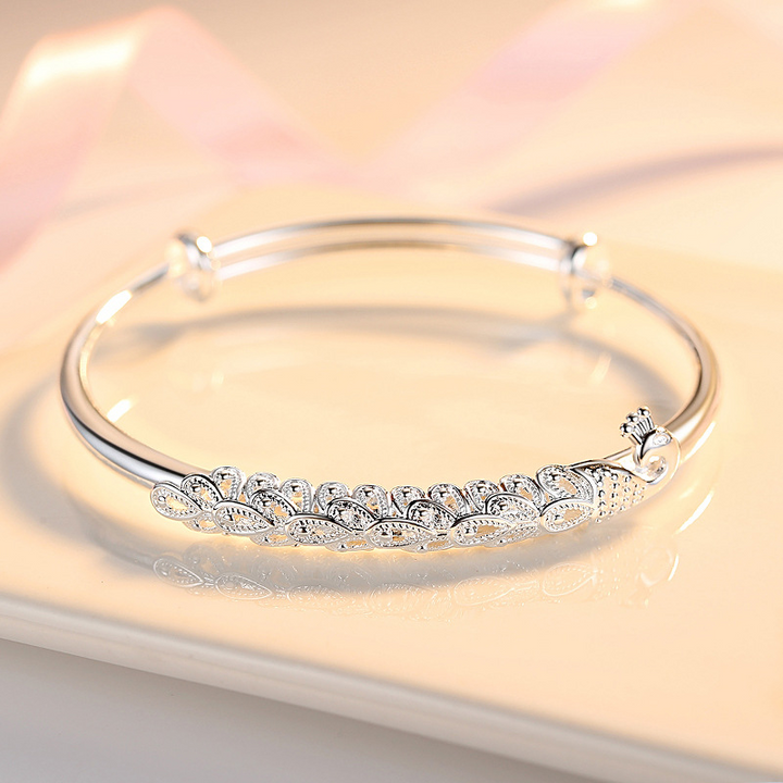 Stylish women's phoenix charm bracelet, an adjustable and elegant piece symbolizing rebirth and new beginnings. Ideal gift.