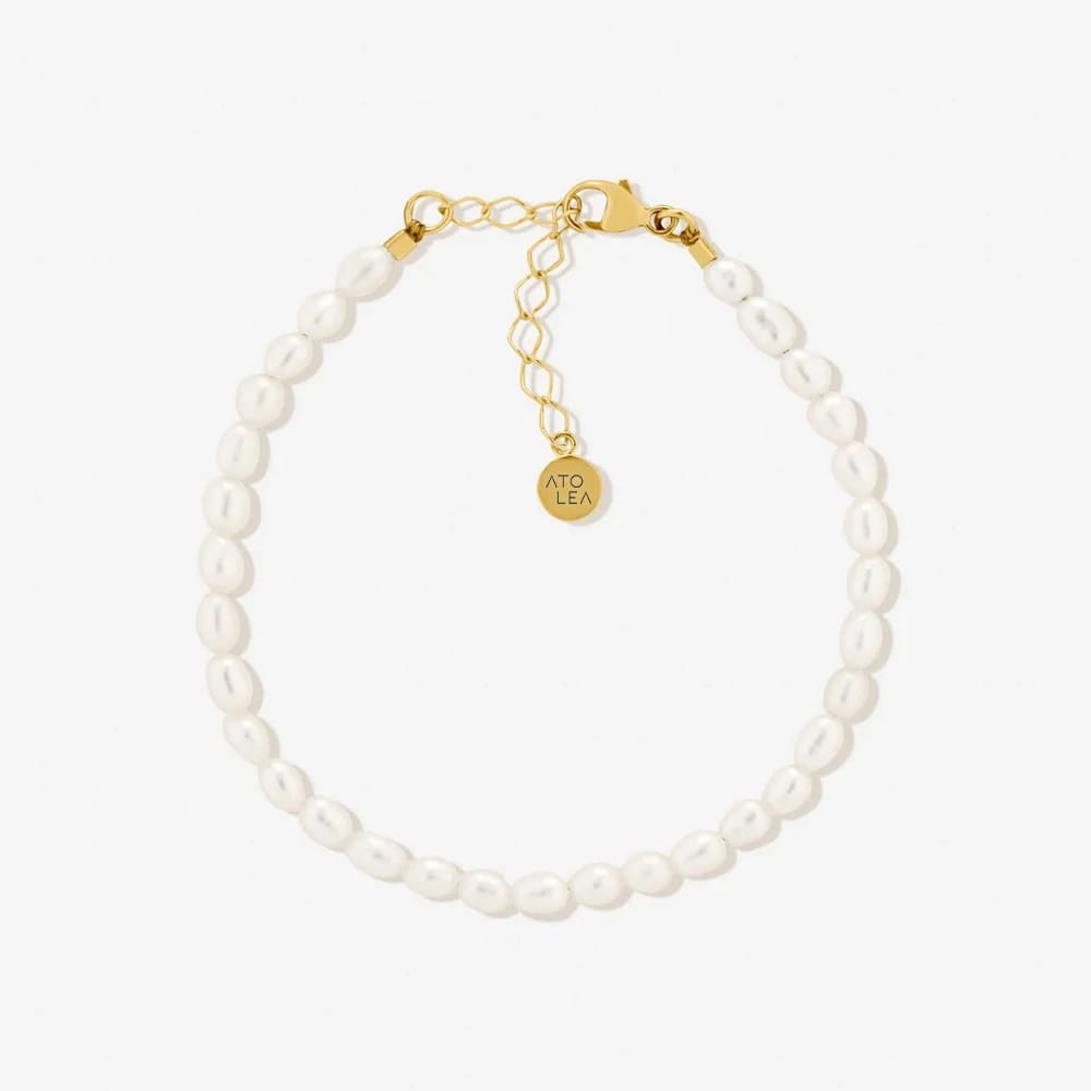 Everyday wear women's pearl bracelet, adjustable gold plated design. Delicate freshwater pearls, a thoughtful gift.