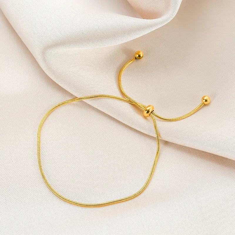 Fashionable women's chain anklet, an elegant adjustable foot jewelry accessory in a classic design.