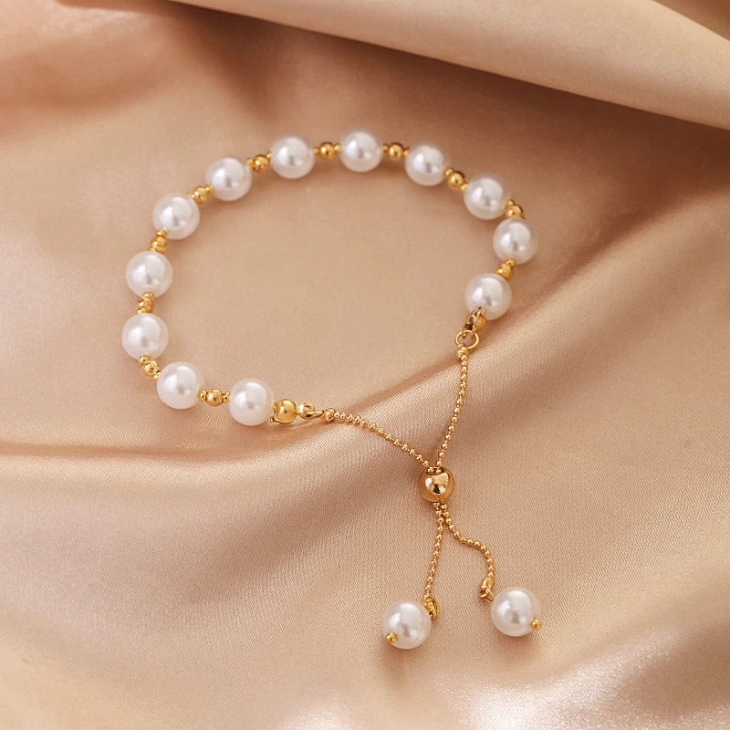 Elegant women's adjustable pearl bracelet, a versatile classic jewelry accessory for any occasion.