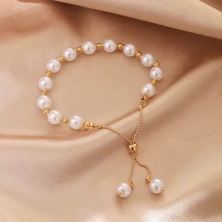 Elegant women's adjustable pearl bracelet, a versatile classic jewelry accessory for any occasion.