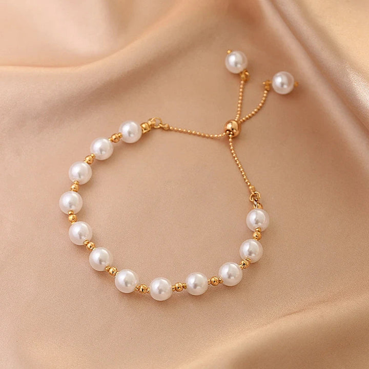 Classic women's pearl bracelet with an adjustable chain, perfect for a refined and elegant jewelry style.