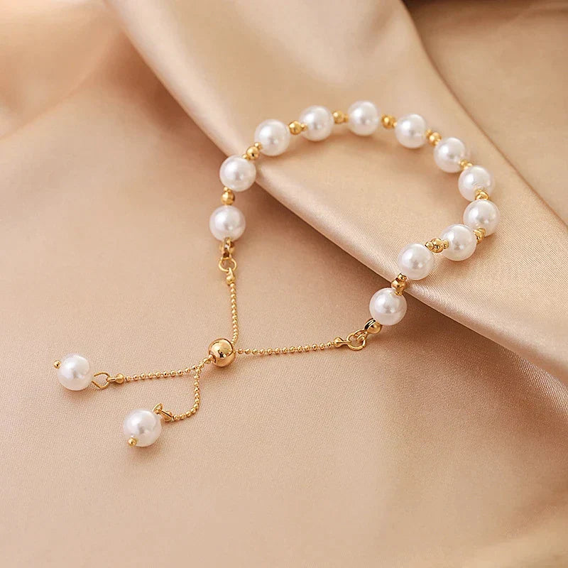 Beautiful adjustable pearl bracelet, an elegant women's accessory suitable for versatile fashion and events.