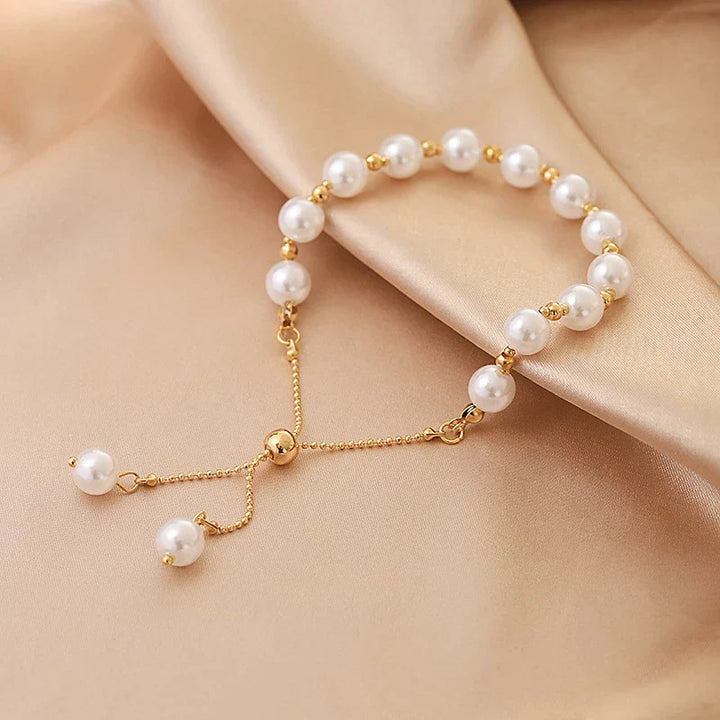 Beautiful adjustable pearl bracelet, an elegant women's accessory suitable for versatile fashion and events.