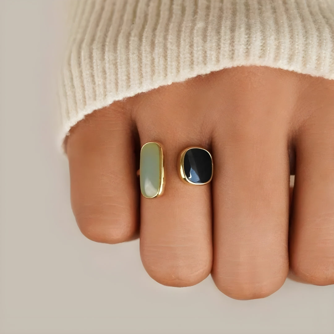 Elegant women's aquamarine gemstone ring with a delicate blue stone, perfect as a timeless jewelry gift.