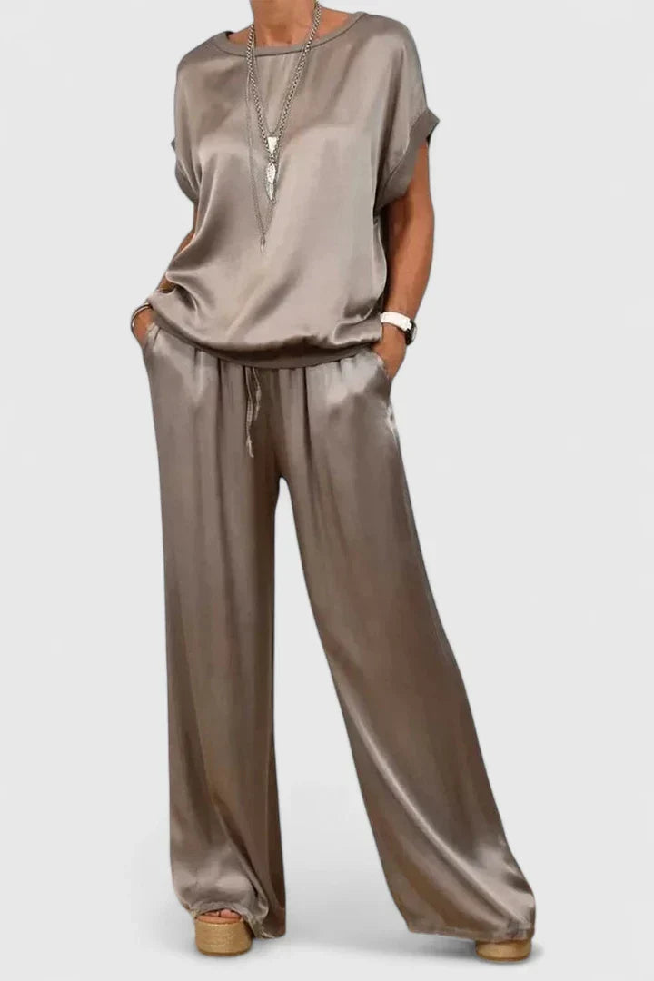 Chic women's two-piece matching set: comfortable batwing sleeve top & flowing wide leg pants for effortless style.