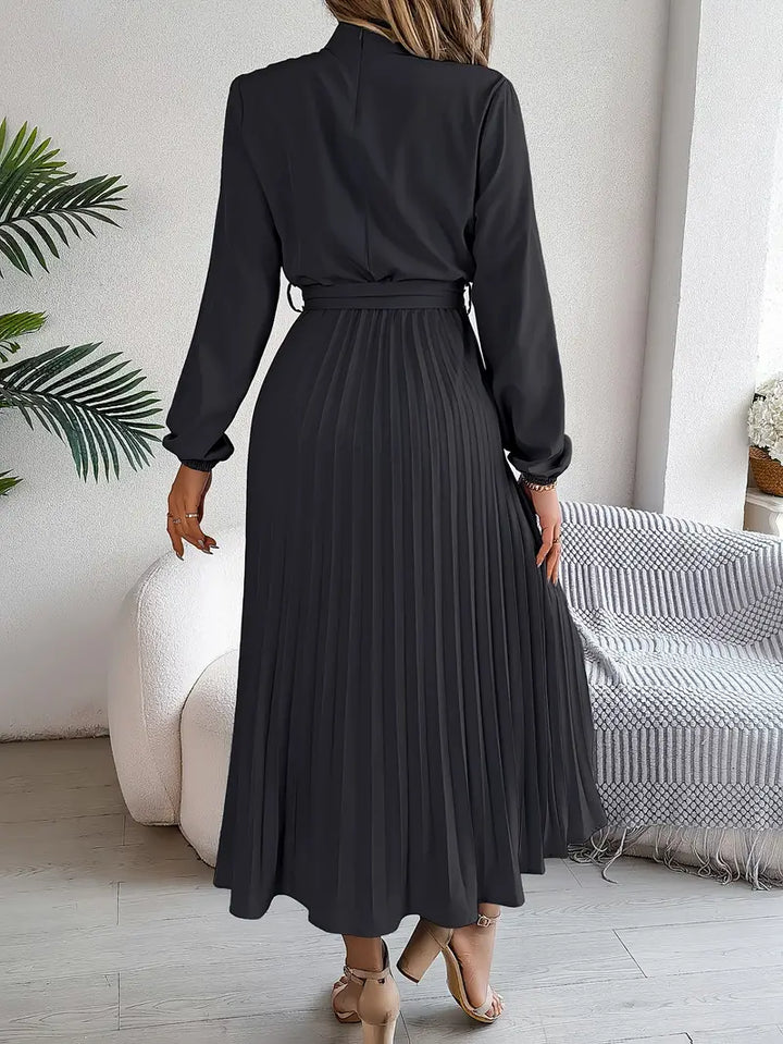 Chic women's versatile midi dress, featuring a sophisticated belted waist and beautiful pleats.
