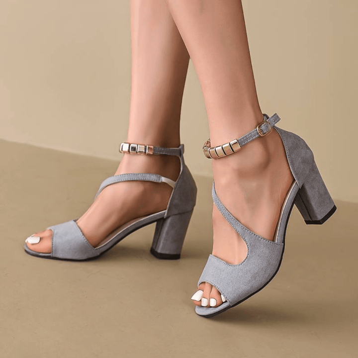 Chic women's block heel sandals featuring an adjustable strap, perfect for comfortable and stylish summer wear.