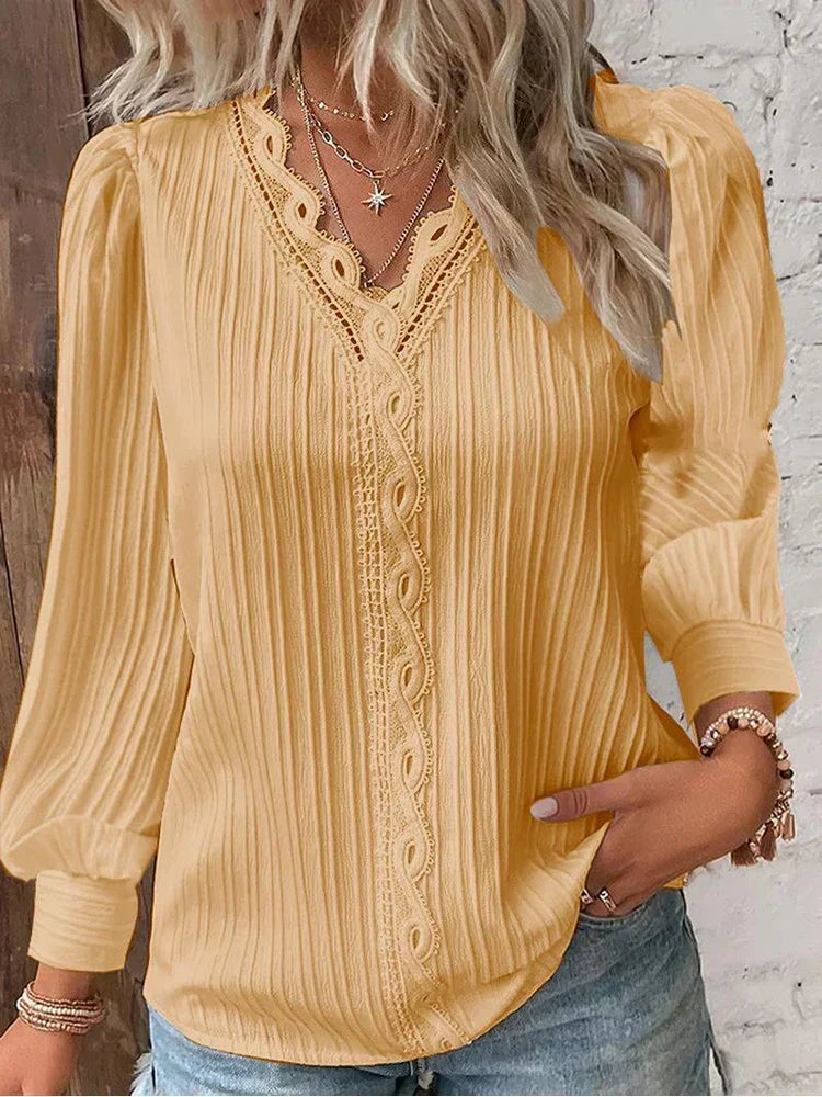 Relaxed fit women's blouse, elegant with delicate lace and puff sleeves, comfortable and chic for summer.