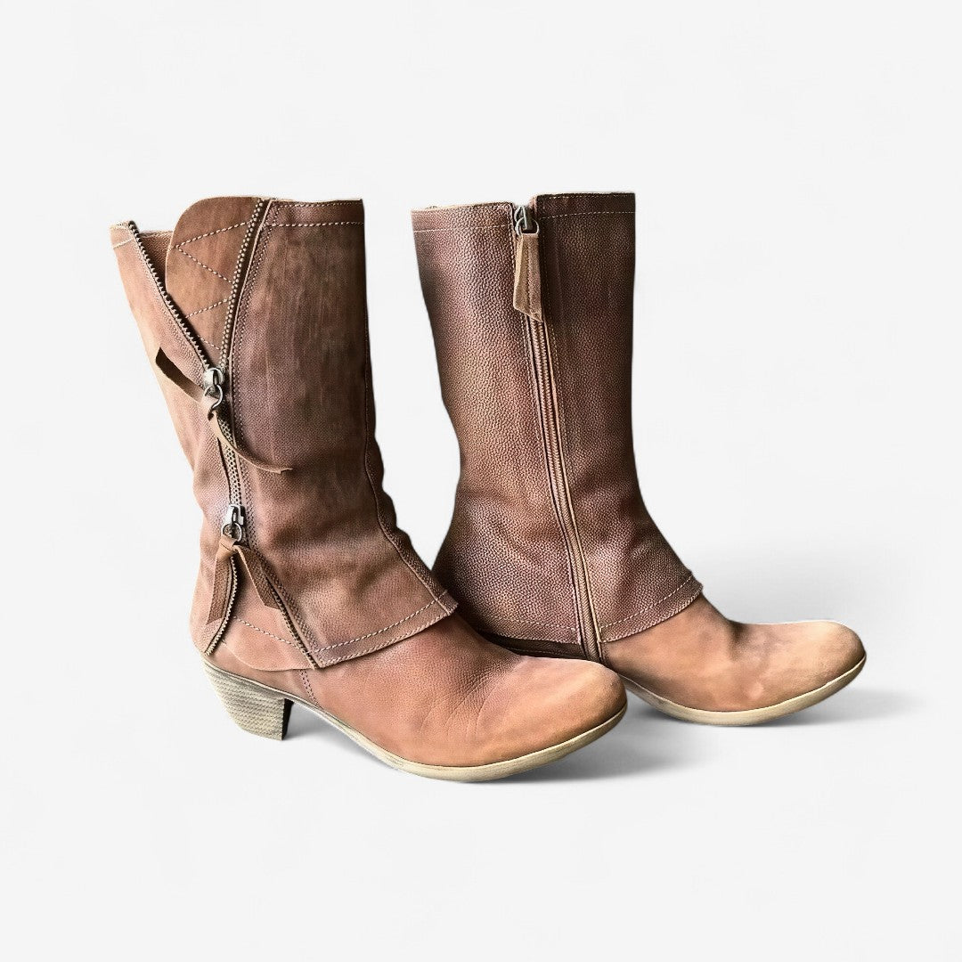 Elegant women's brown fall boots with a timeless design, perfect for versatile autumn fashion and comfort.