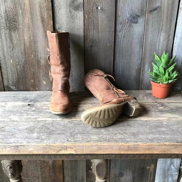 Comfortable women's brown fall boots, featuring a touch of Western style. Elegant and versatile for daily wear.