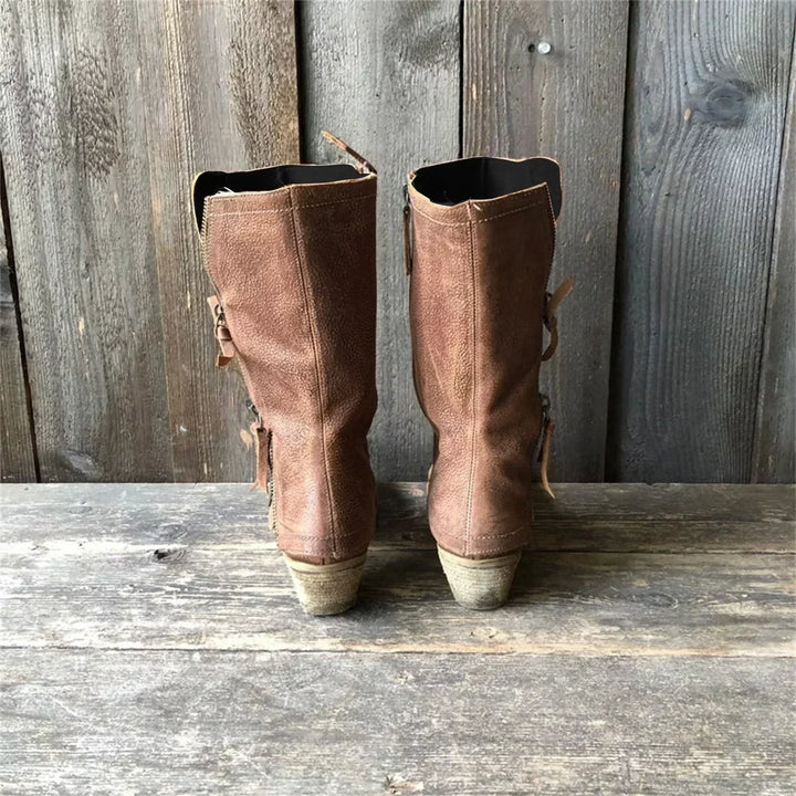 Classic brown women's boots, ideal for fall. Elegant, comfortable, and versatile for any casual or dressy occasion.