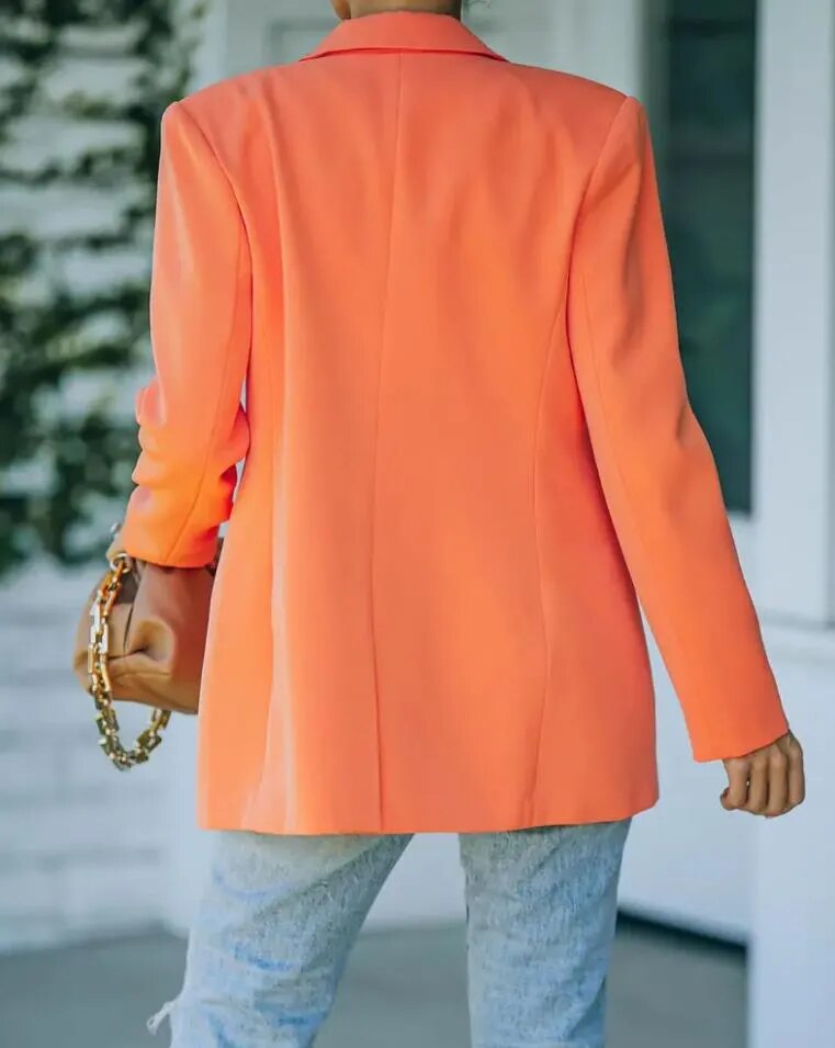 Professional women's single-button blazer with flap pockets, ideal outerwear for a smart business or elegant casual look.