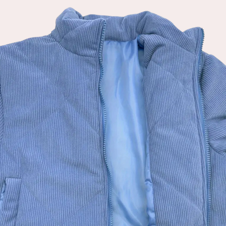 Isla women's classic blue winter coat, an elegant and warm jacket for cold days. Essential winter outerwear.